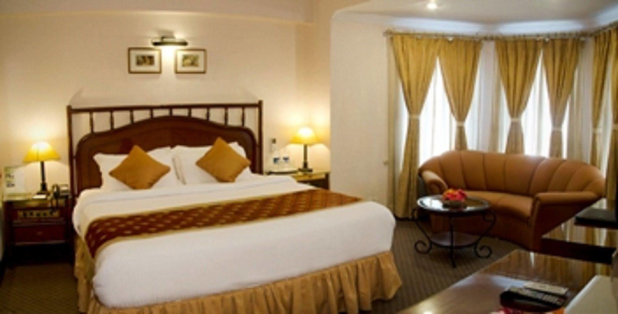 Hotel Swosti Premium Bhubaneswar Exterior photo